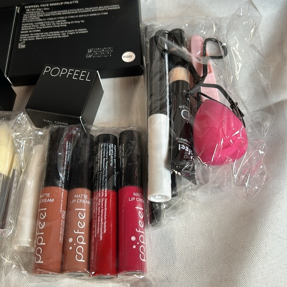 Popfeel All In One Makeup Kit. KIT014C. Silver Glitter Case Included. NWT - Picture 8 of 14